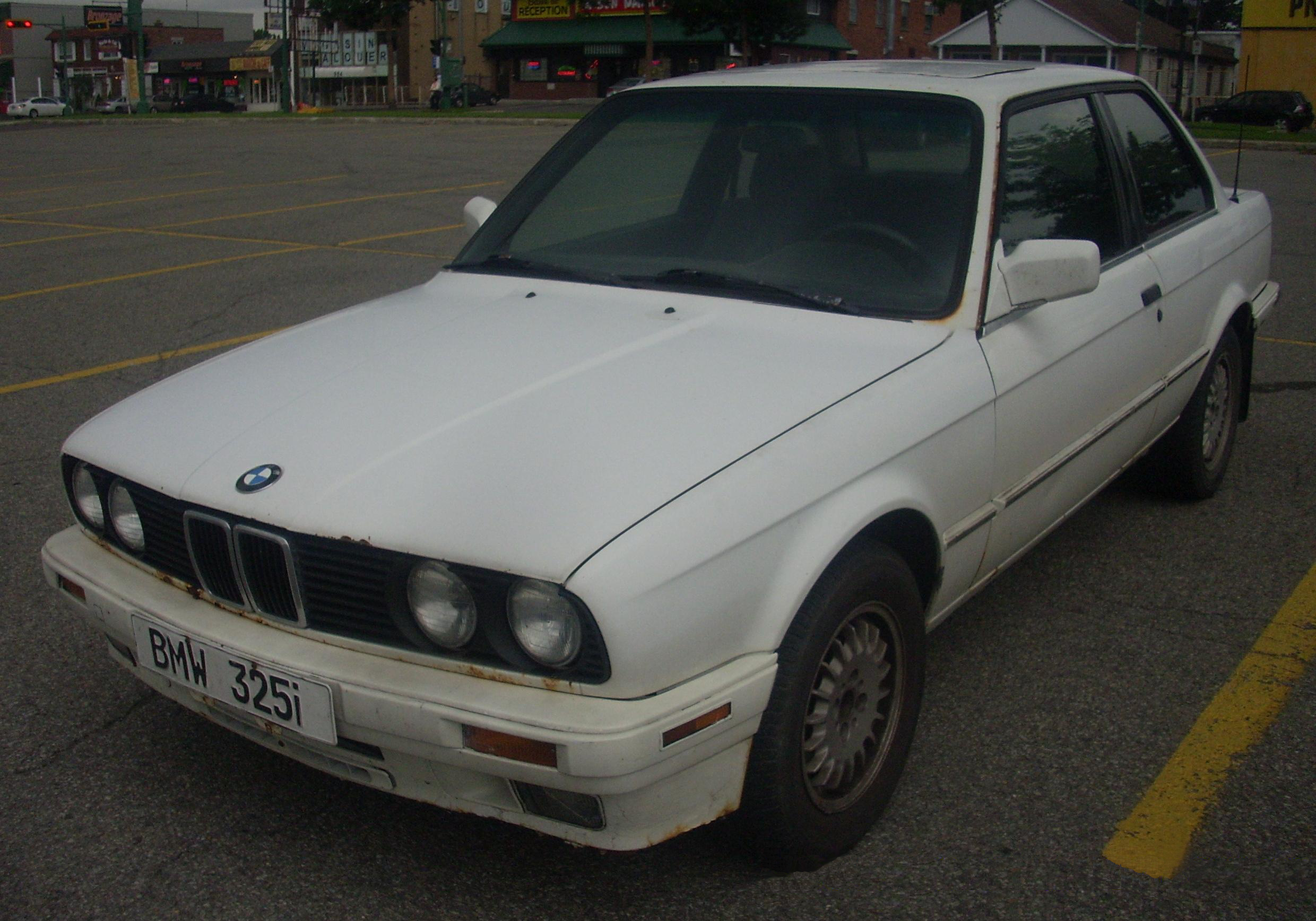 Weisser BMW 325i der Baureihe E30 als Coupe