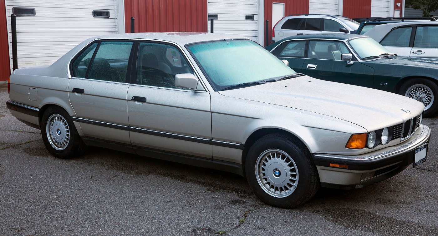 BMW 735i E32 in Lachssilber von schräg vorn