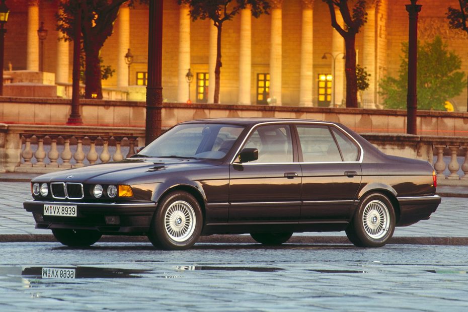 BMW 750i der Baureihe E32 in dunkler Lackierung, Seitenansicht auf Kopfsteinpflaster