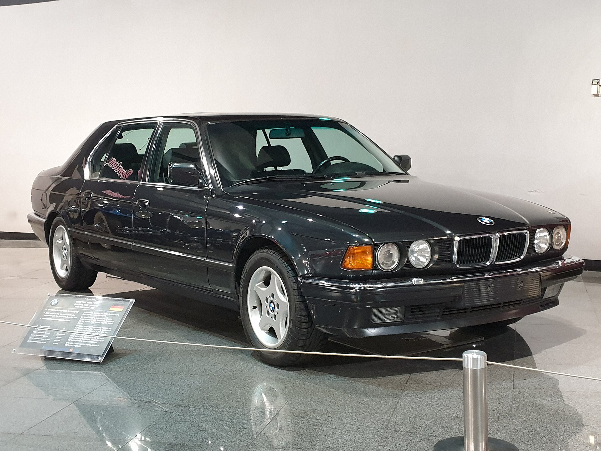 Frontpartie des BMW 750iL E32 mit flach integrierter Niere