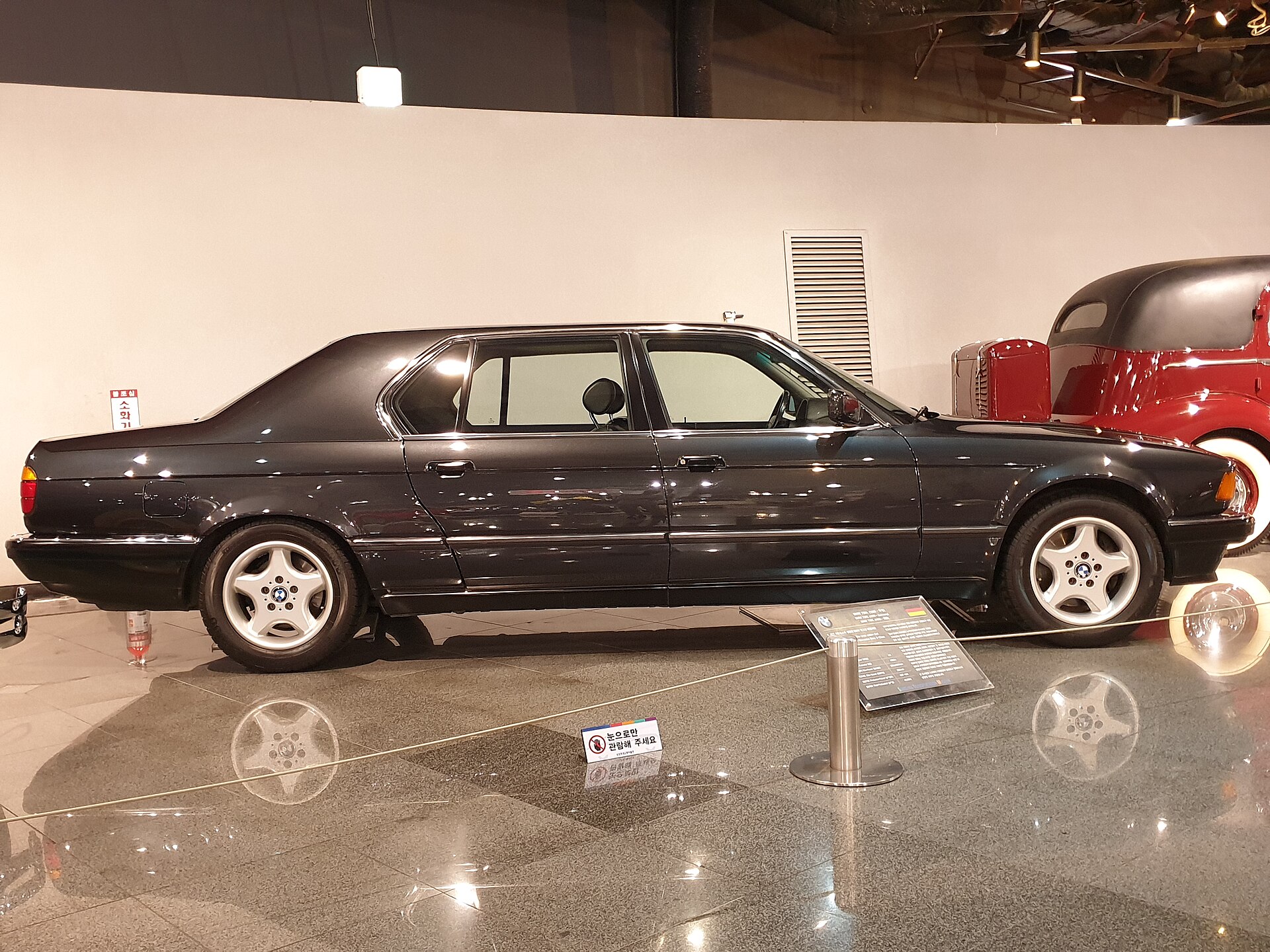BMW 750iL der Baureihe E32 in reiner Seitenansicht