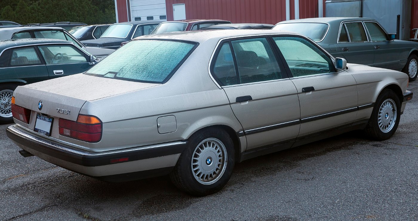 Heckansicht eines BMW 735i der Baureihe E32