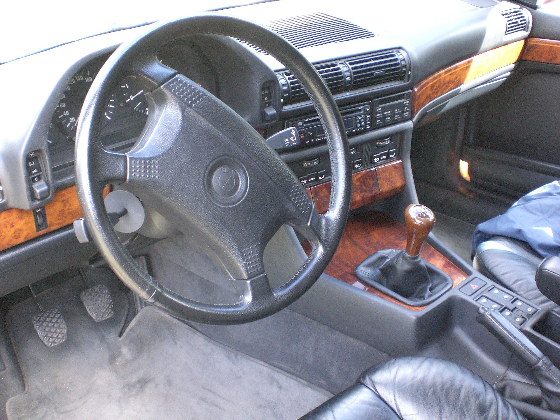 Armaturenbrett eines BMW E32 mit Schaltgetriebe