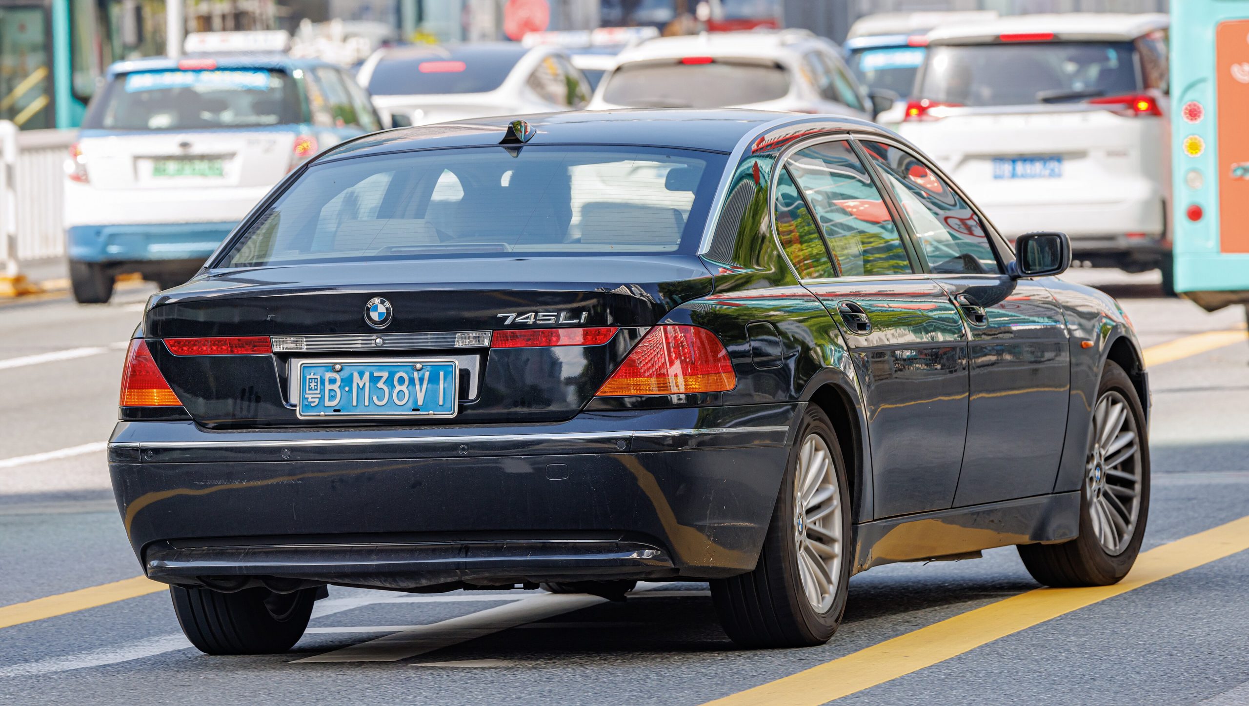 Dunkler BMW 7er der Baureihe E65 in Dreiviertel-Heckansicht