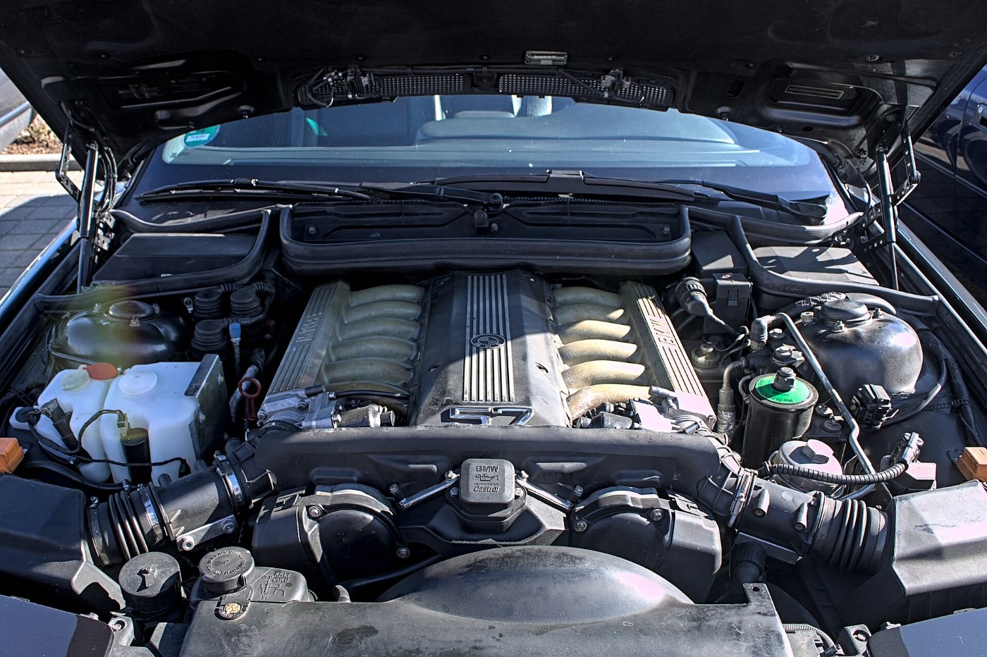 BMW M70 V12 Motor mit zwei getrennten Zylinderbänken