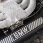 Motorraum eines BMW E30 325i mit Sechszylinder M20