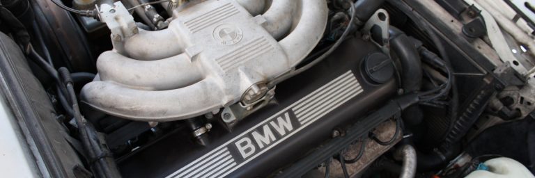 Motorraum eines BMW E30 325i mit Sechszylinder M20
