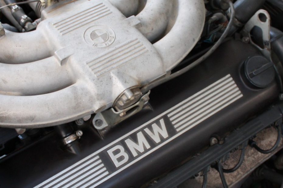 Motorraum eines BMW E30 325i mit Sechszylinder M20
