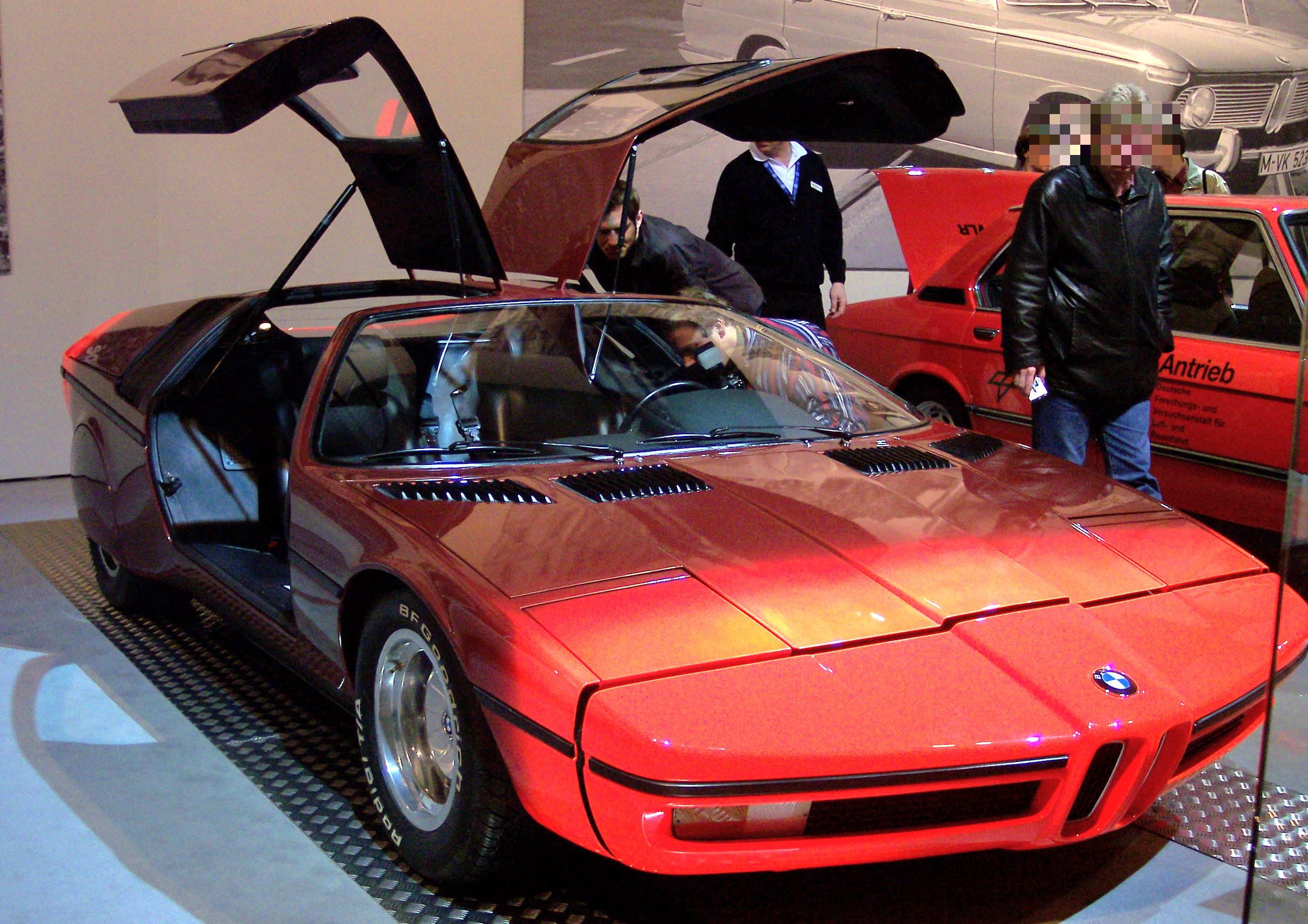Roter BMW Turbo Prototyp von 1972 mit geoeffneten Fluegeltueren