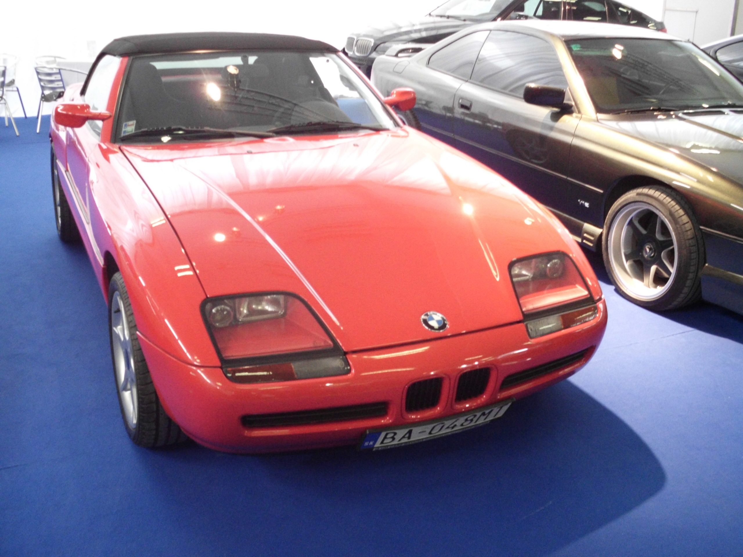 Roter BMW Z1 Roadster mit in die Schweller versenkten Tueren