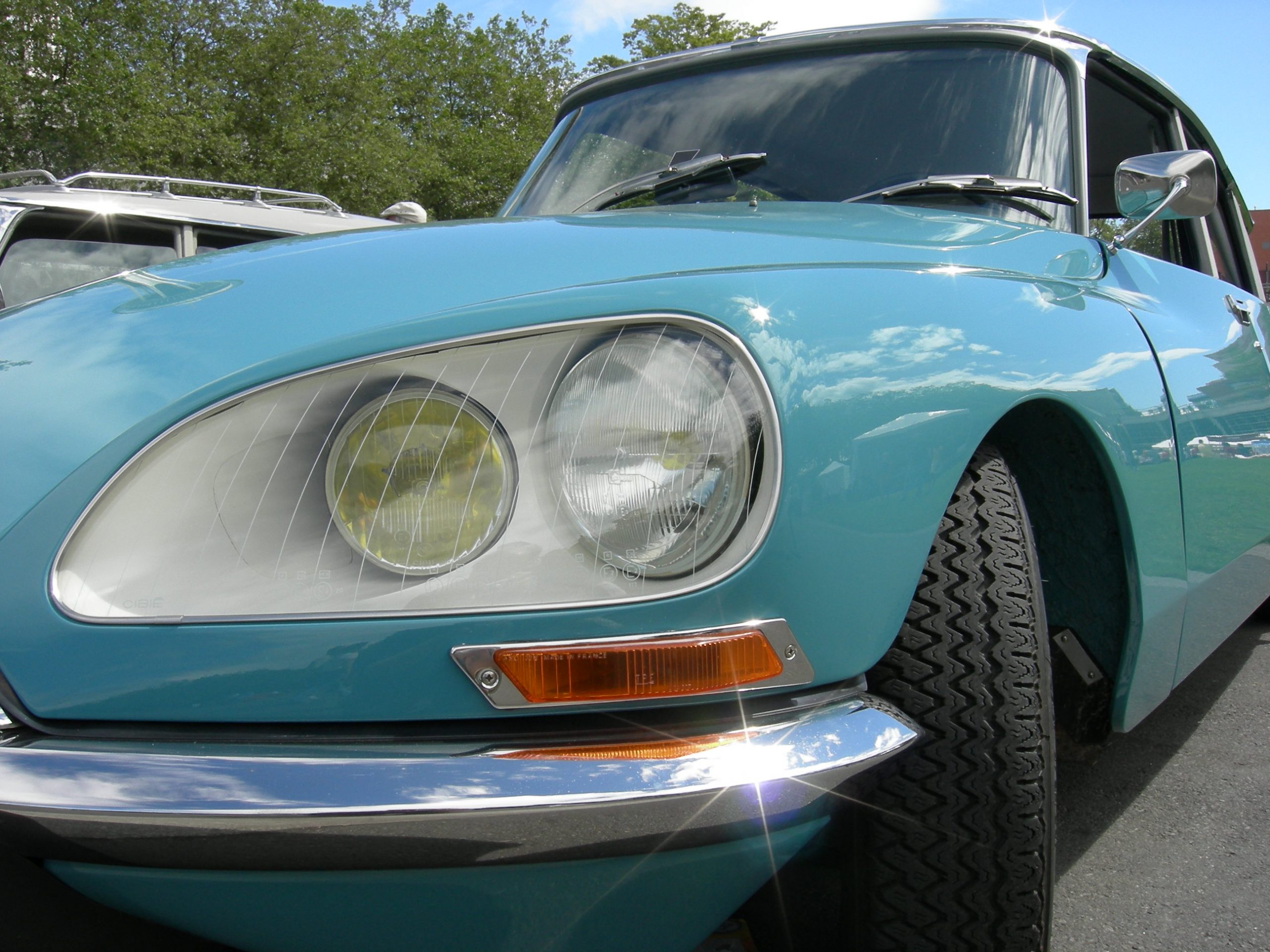 Doppelscheinwerfer der Citroën DS hinter Glasabdeckung
