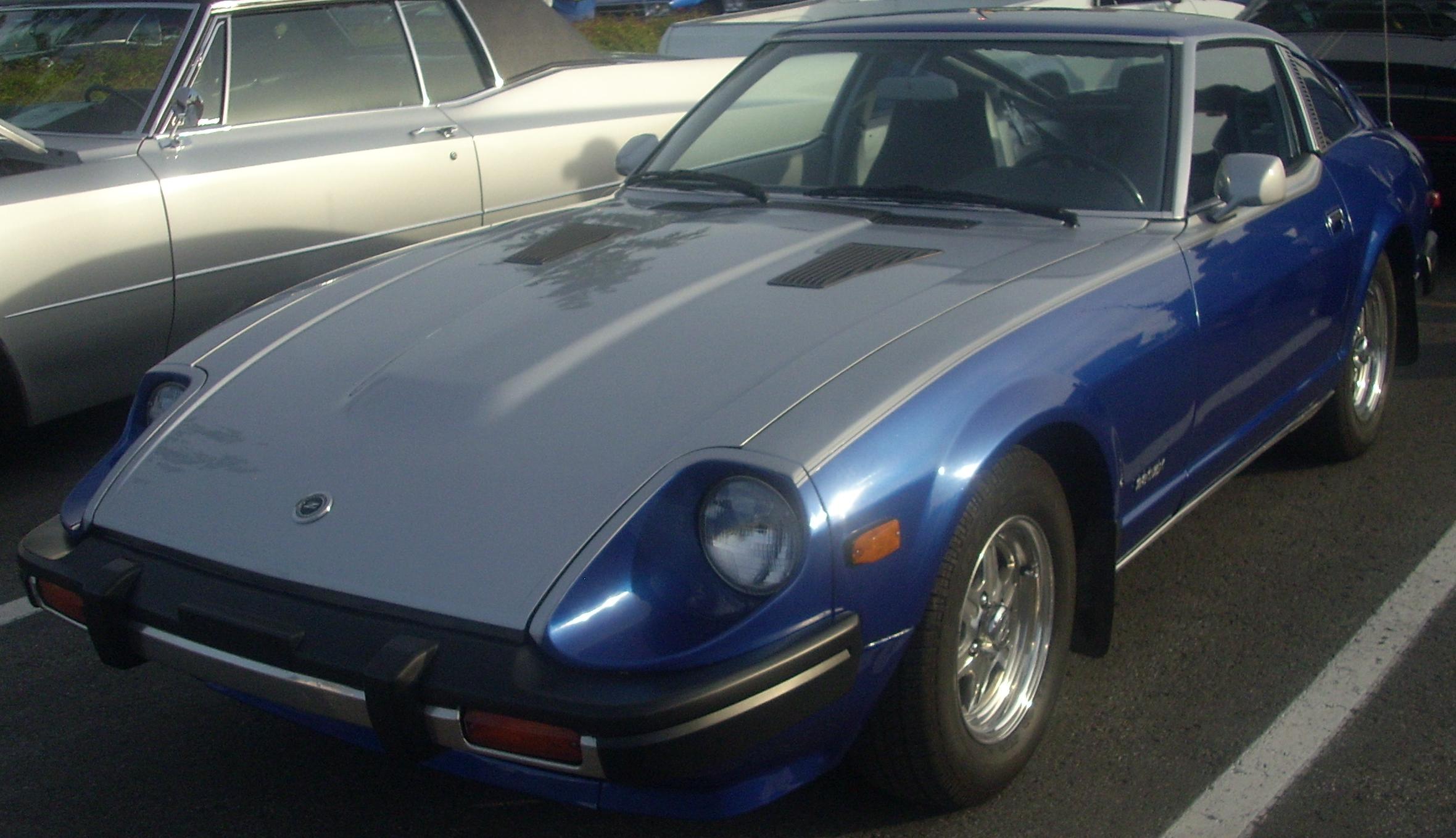Blau-silberner Datsun 280ZX, Dreiviertelansicht von vorn
