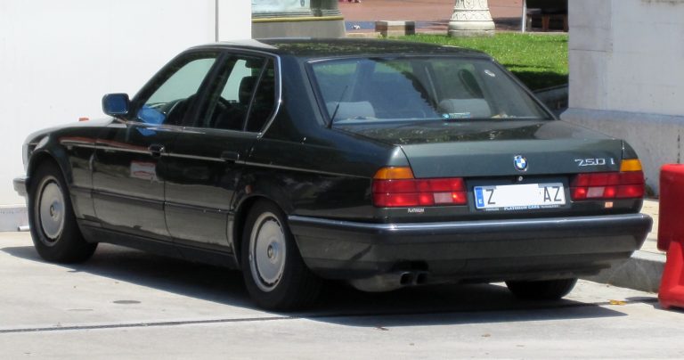 Schwarzer BMW 750i der Baureihe E32 in Dreiviertel-Heckansicht
