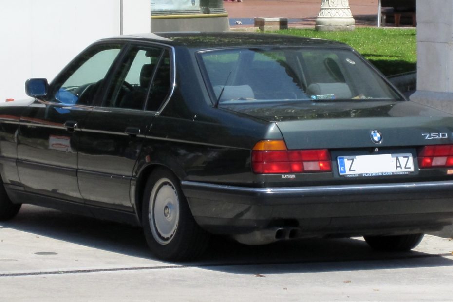 Schwarzer BMW 750i der Baureihe E32 in Dreiviertel-Heckansicht