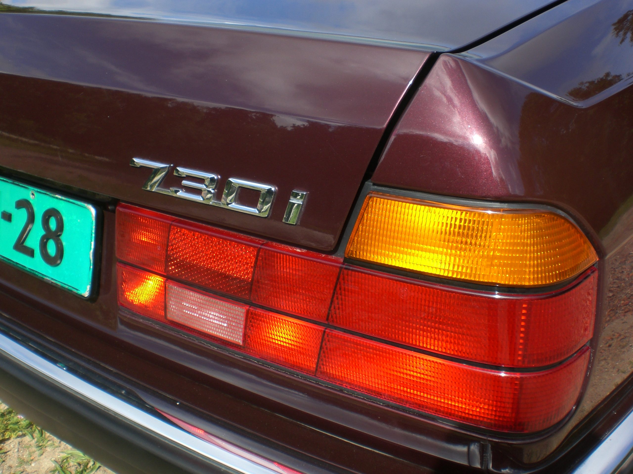 Detailaufnahme der L-foermigen Heckleuchte eines BMW 730i E32