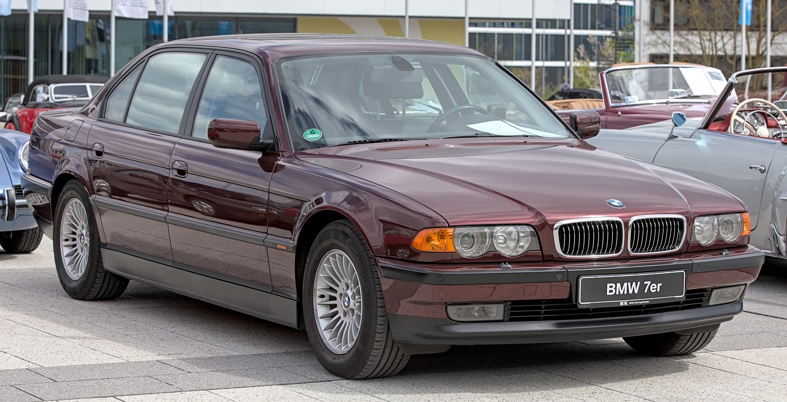 Dunkelroter BMW 750iL der Baureihe E38 von 1999 in Dreiviertelansicht