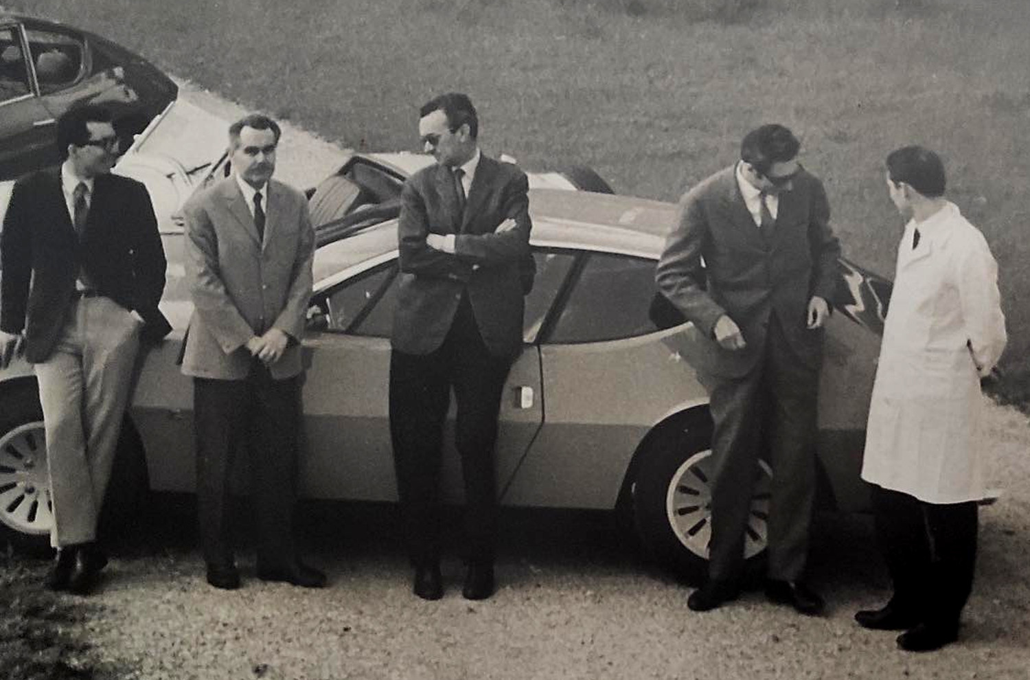 Ercole Spada und weitere Mitarbeiter von Zagato neben dem Prototyp Lancia Flavia Super Sport, 1967