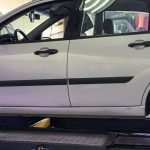 Limousine auf einer Achsmessbuehne mit Messkoepfen an den Vorderraedern