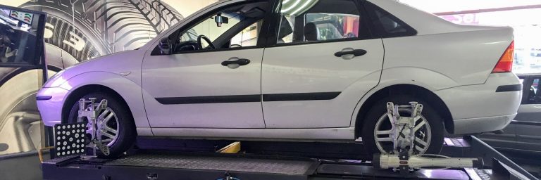 Limousine auf einer Achsmessbuehne mit Messkoepfen an den Vorderraedern