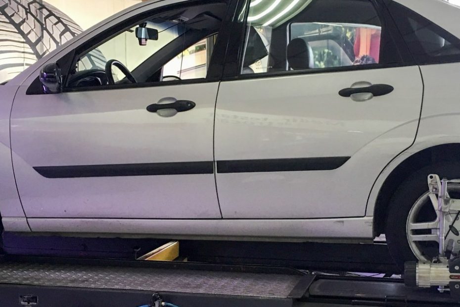 Limousine auf einer Achsmessbuehne mit Messkoepfen an den Vorderraedern
