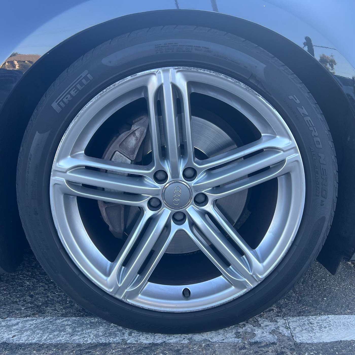 Modernes Audi-Rad mit fünf breiten Armen