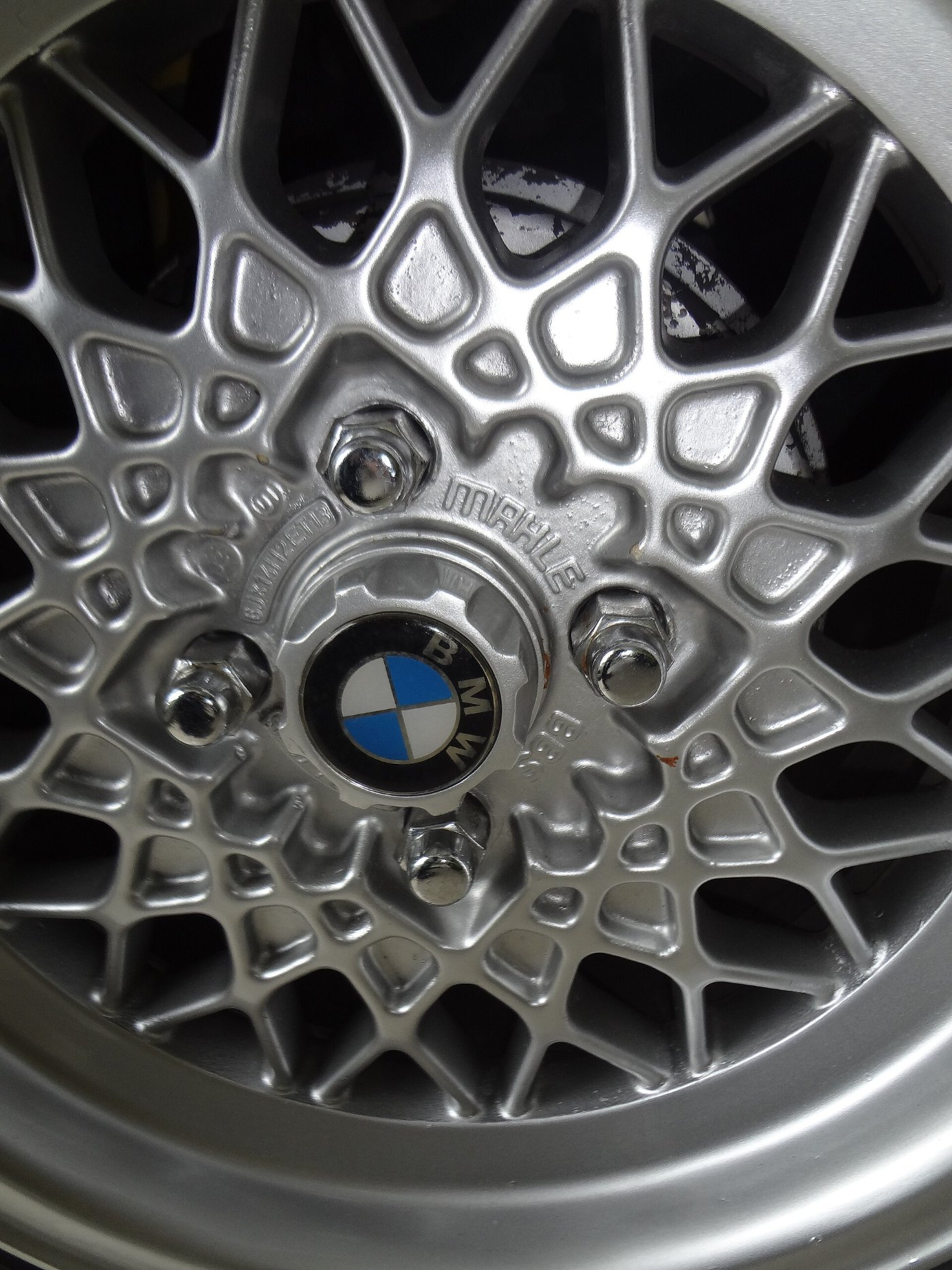 BMW-Rad mit feinem Kreuzspeichengitter