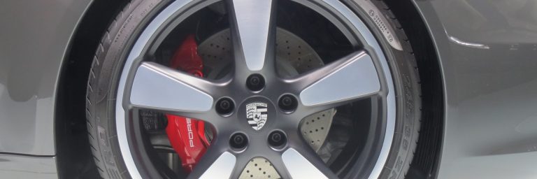 Fuenfspeichige Fuchsfelge mit Kleeblattkontur am Porsche 911