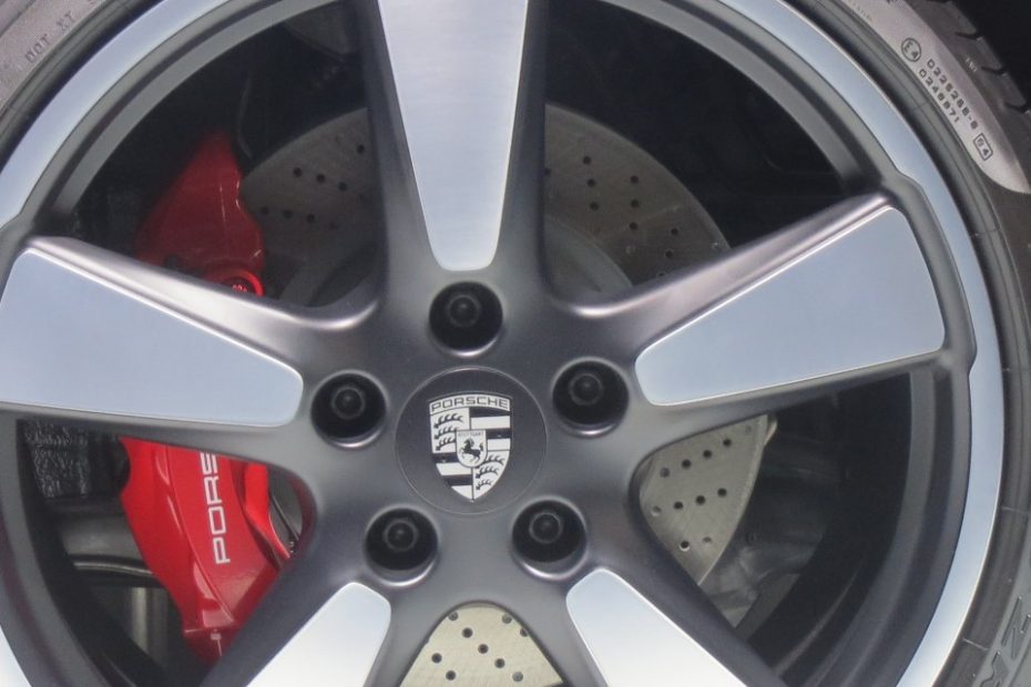 Fuenfspeichige Fuchsfelge mit Kleeblattkontur am Porsche 911
