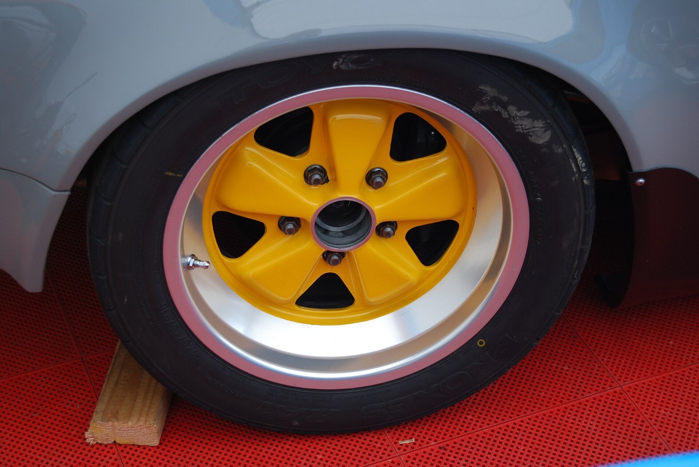 Geschmiedete Fuchsfelge an einem Porsche 911