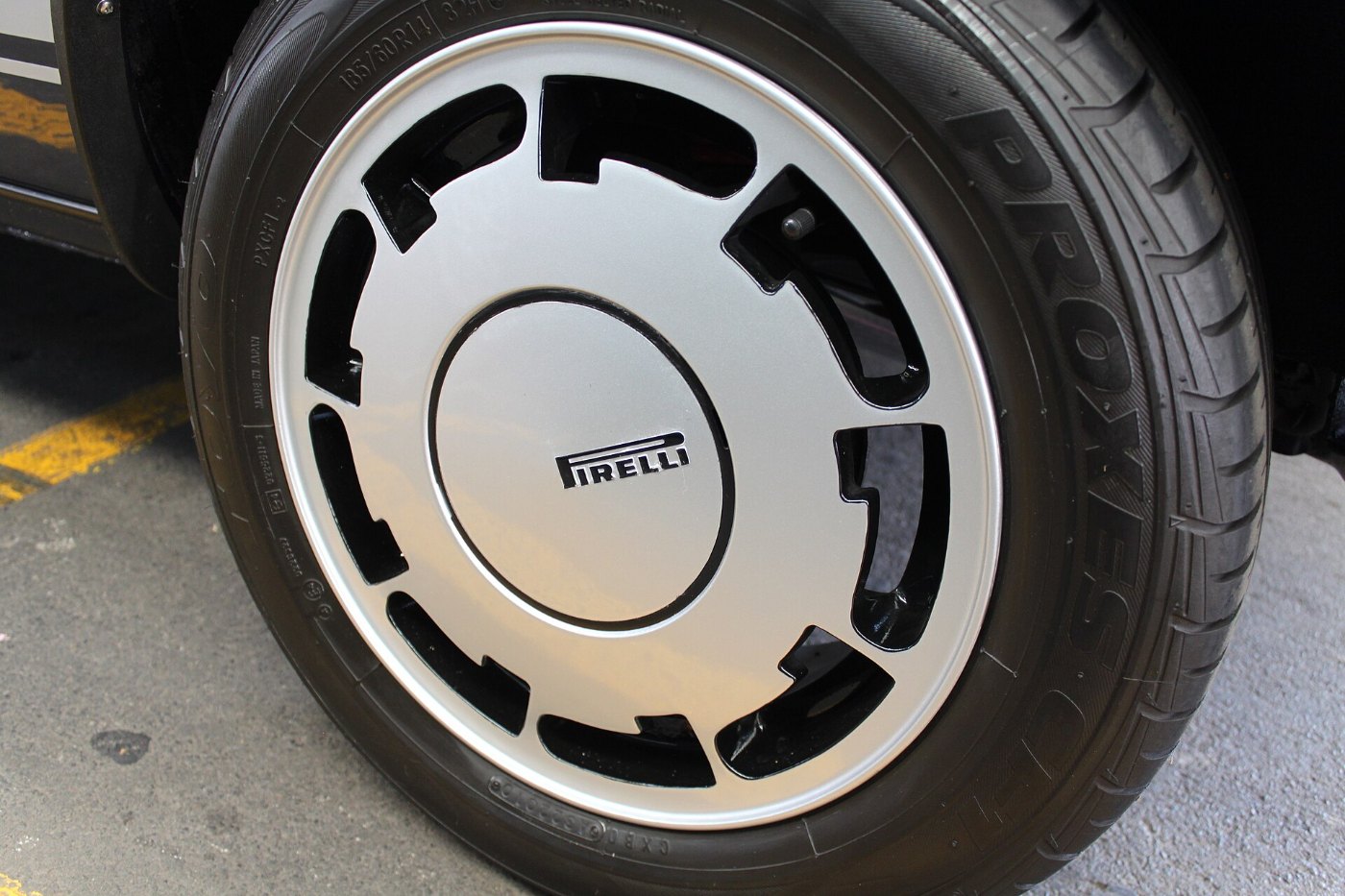 Vierzehn-Zoll-Rad des Golf 1 GTI Pirelli