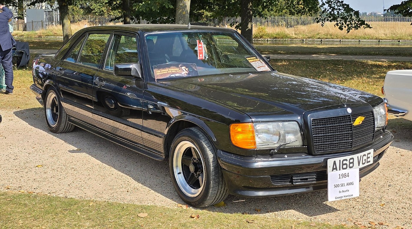 Schwarzer Mercedes 500 SEL auf breiten AMG-Rädern