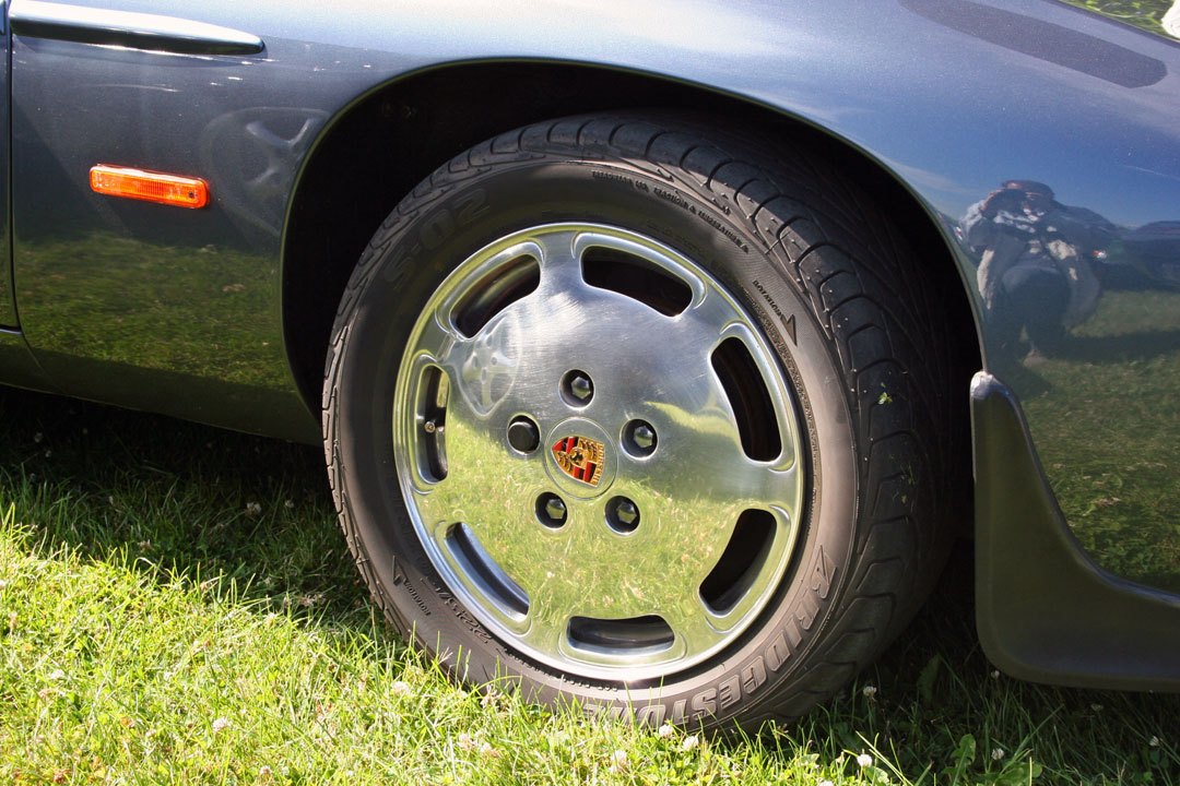 Flaches geschmiedetes Rad eines Porsche 928 S