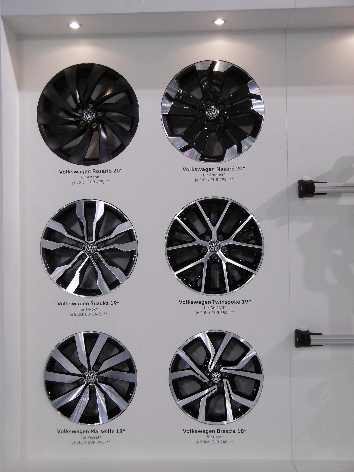 Ausstellungswand mit Volkswagen-Rädern und ihren Namen