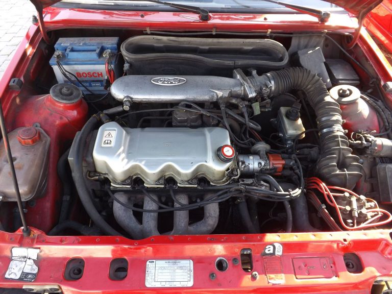Motorraum eines Ford CVH mit Bosch K-Jetronic Einspritzanlage