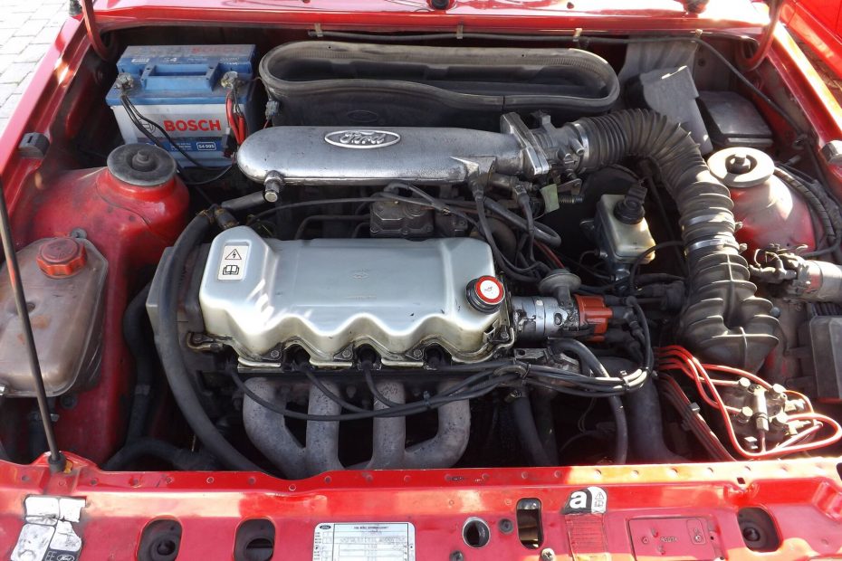 Motorraum eines Ford CVH mit Bosch K-Jetronic Einspritzanlage