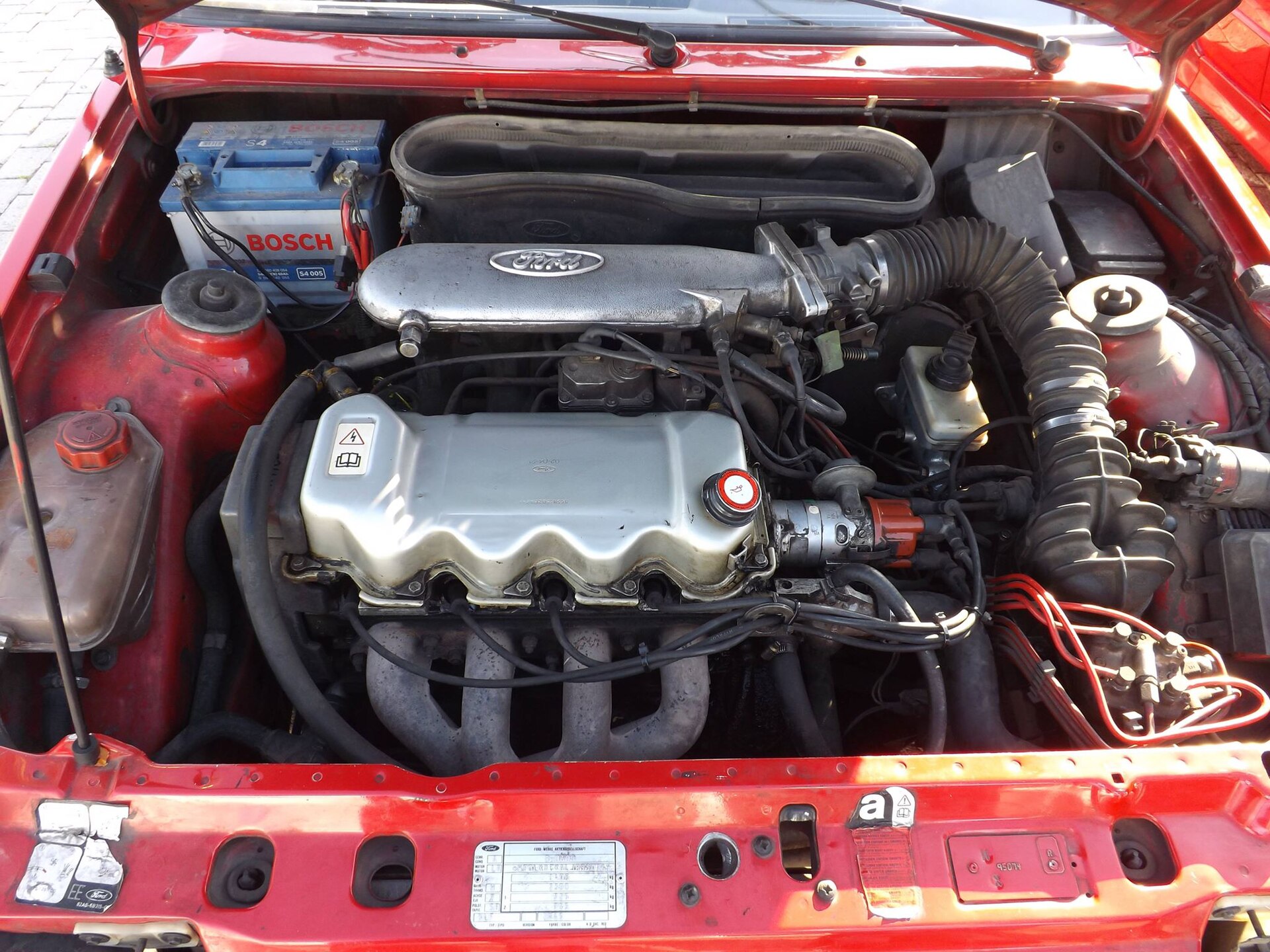 Motorraum eines Ford CVH mit Bosch K-Jetronic Einspritzanlage