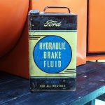 Alte Blechdose mit Bremsfluessigkeit der Marke Ford