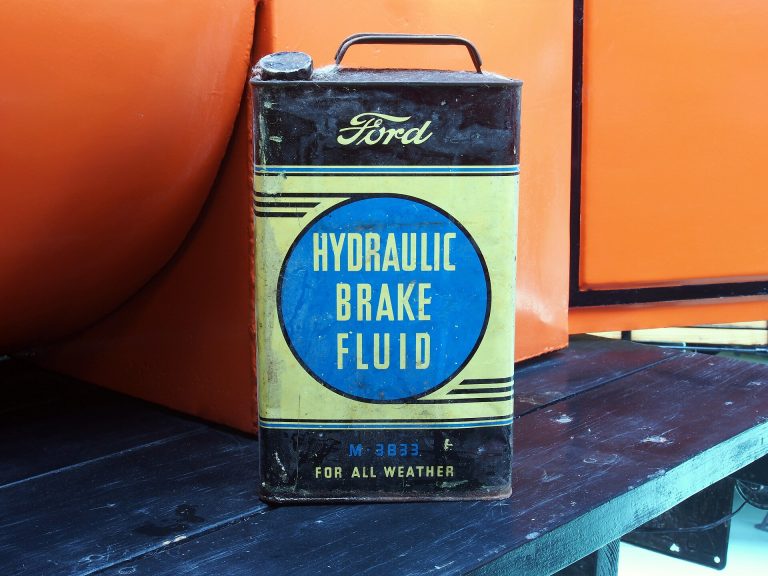 Alte Blechdose mit Bremsfluessigkeit der Marke Ford