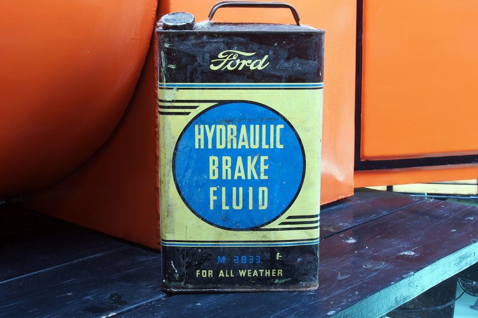 Alte Blechdose mit Bremsfluessigkeit der Marke Ford