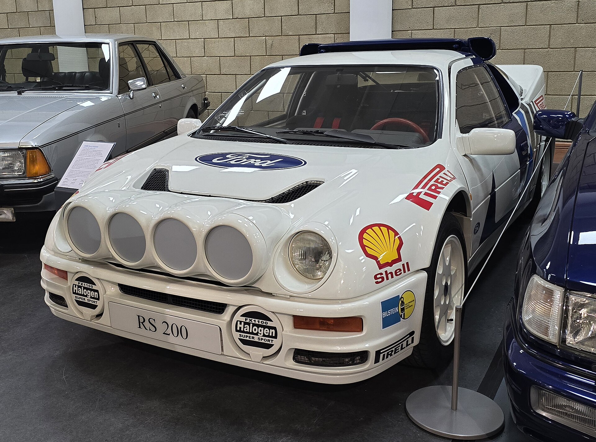 Weißer Ford RS200 Rallyewagen der Gruppe B
