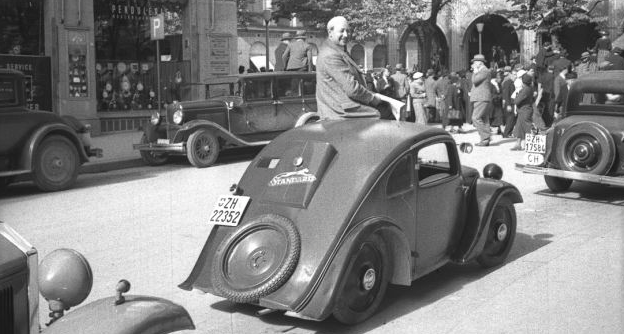 Josef Ganz steht in einem Standard Superior in einer Straßenszene der 1930er Jahre