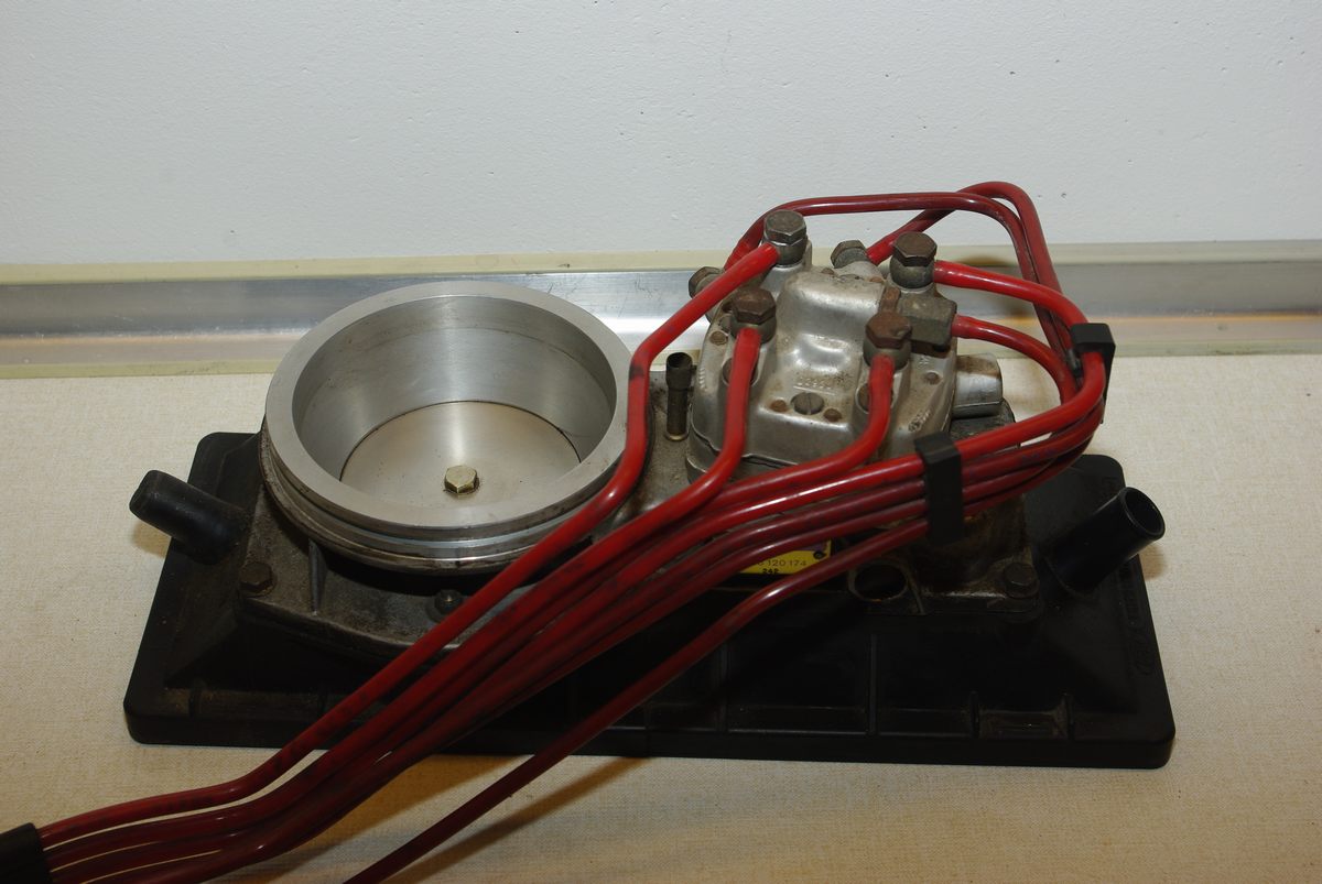 Mengenteiler einer Bosch K-Jetronic mit Stauscheiben-Luftmengenmesser auf einer Werkbank