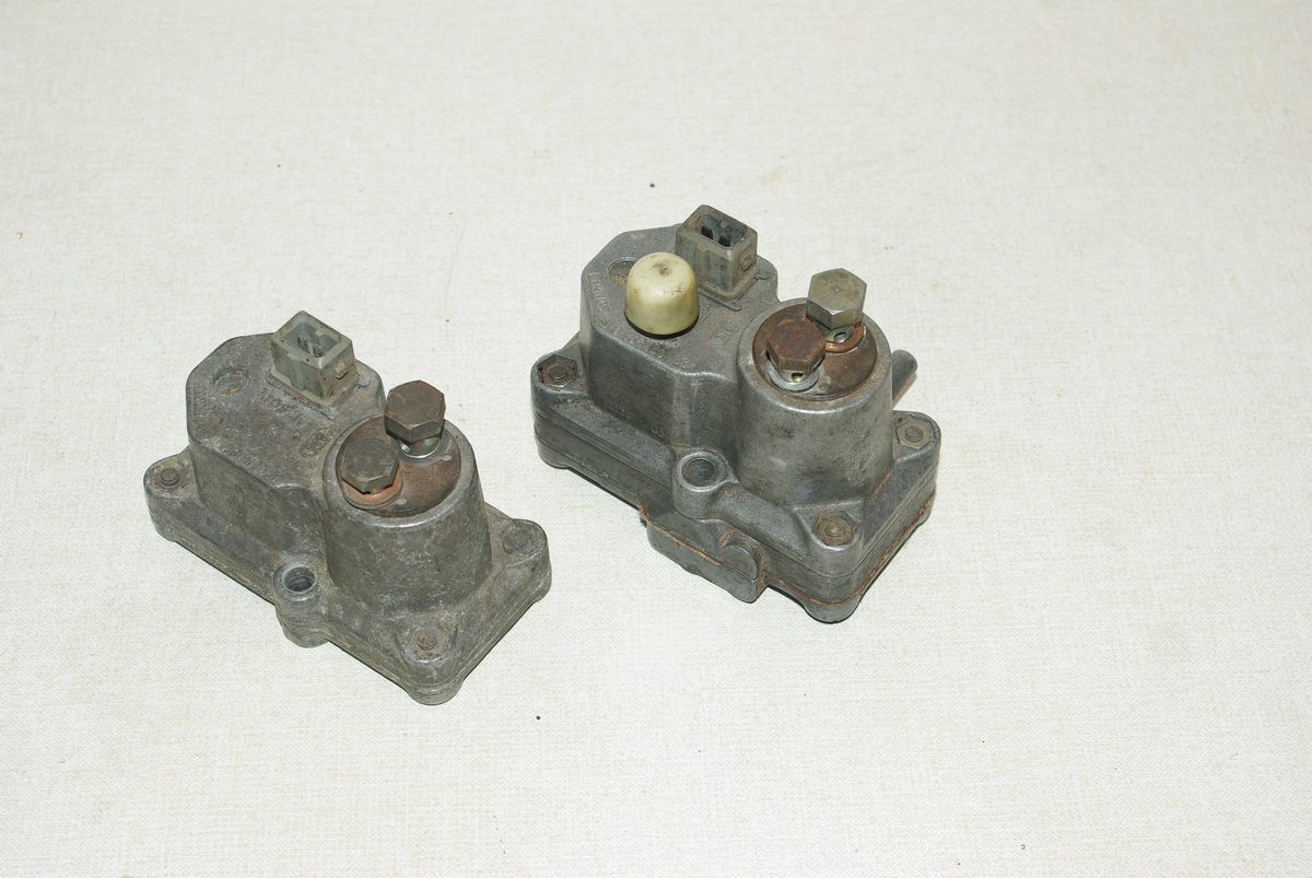Zwei Warmlaufregler einer Bosch K-Jetronic nebeneinander auf einer Werkbank