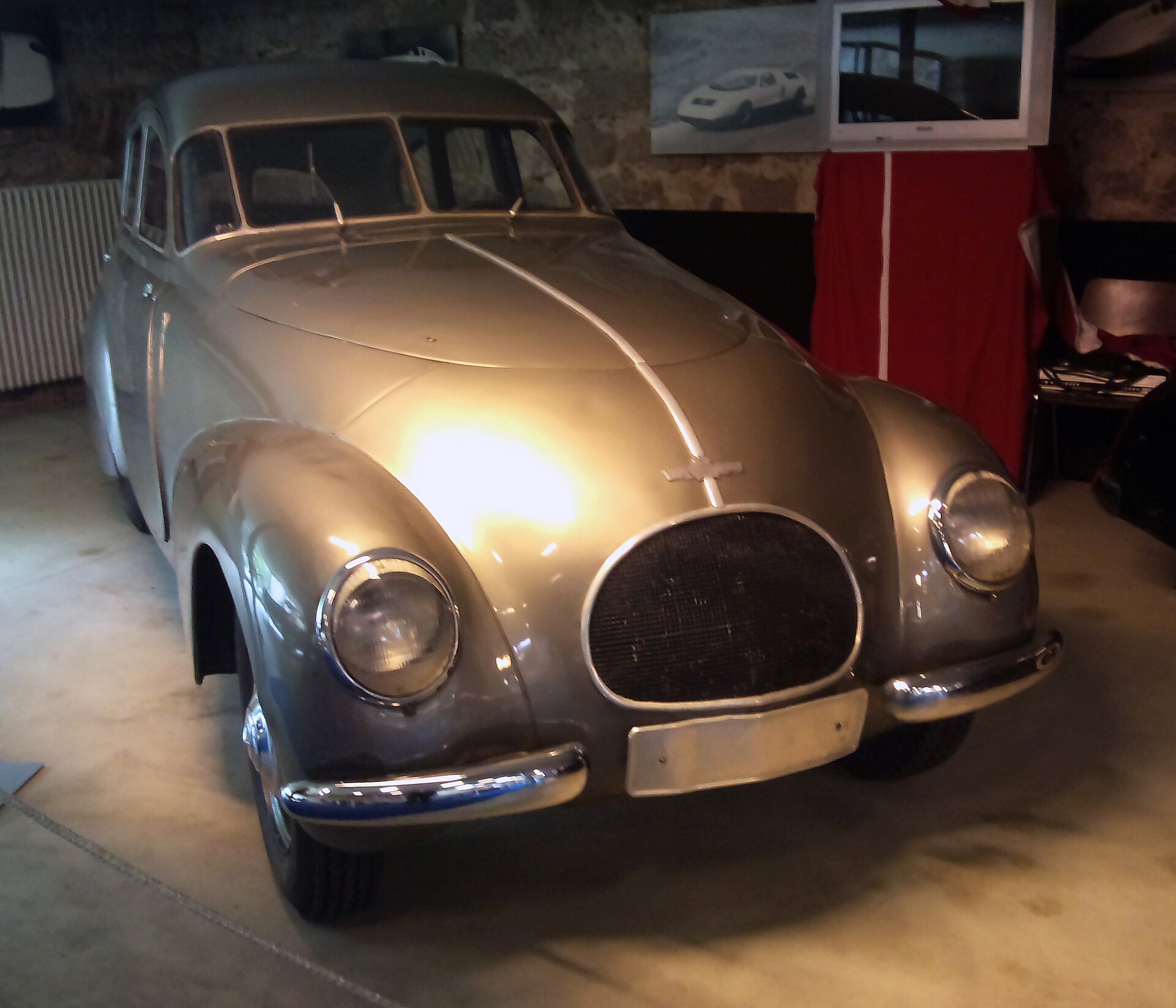 Der Kamm-Wagen K3 von 1939 schräg von vorn im Automuseum Schloss Langenburg