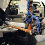 Roboter im Karosserierohbau einer Automobilfabrik