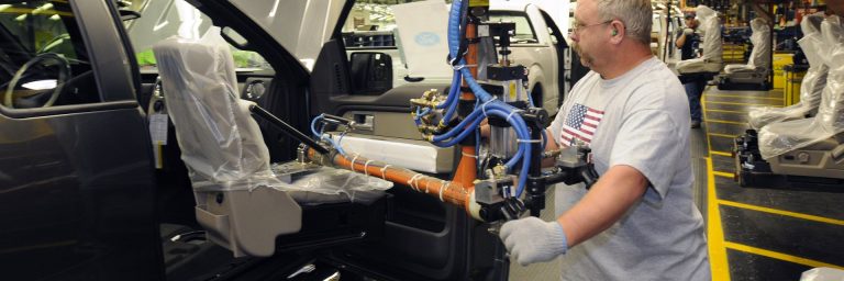 Roboter im Karosserierohbau einer Automobilfabrik