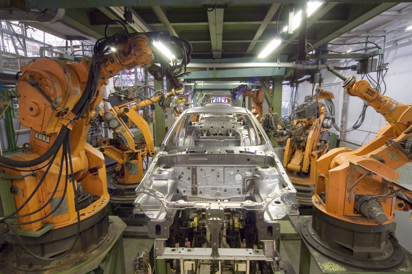 Industrieroboter setzen eine Fahrzeugkarosserie zusammen