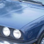 BMW 3er E30 in Dreiviertelansicht von vorn