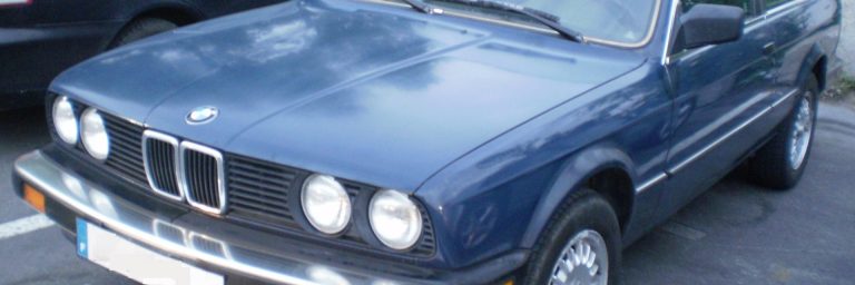 BMW 3er E30 in Dreiviertelansicht von vorn