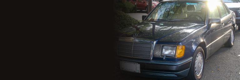 Mercedes-Benz W124 300 E in dunkelblau, Frontansicht